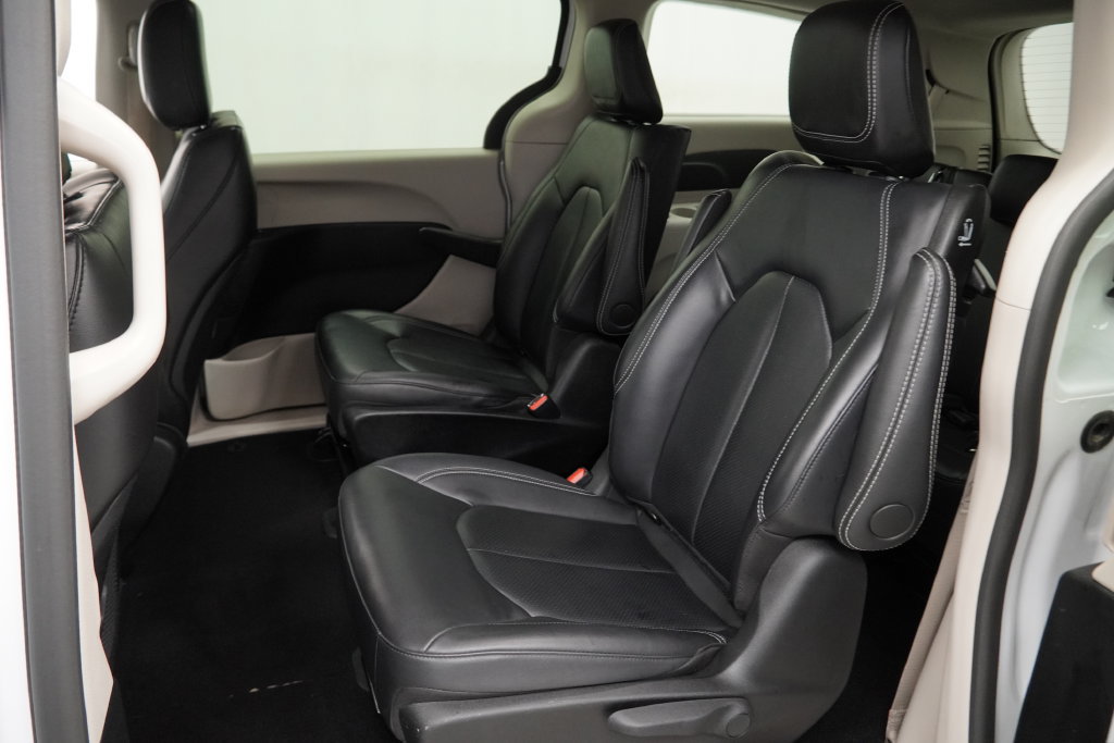 Used 2024 Chrysler Pacifica Limited FWD image 11