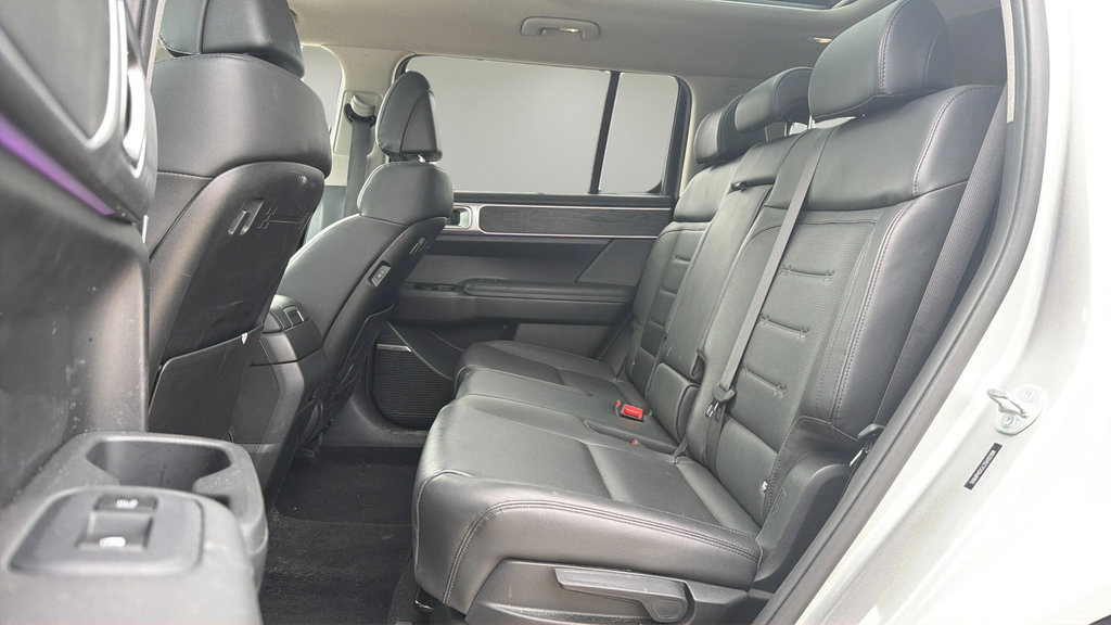 Used 2025 Hyundai Santa Fe Limited AWD/4WD image 16
