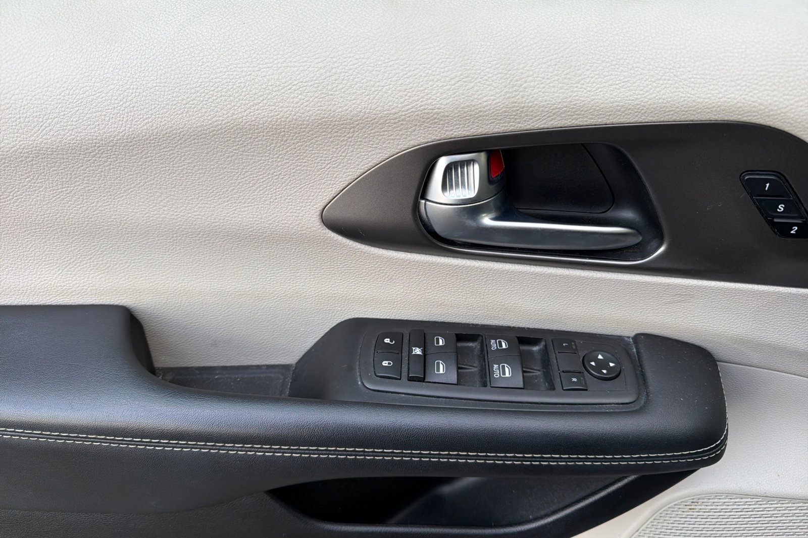 Used 2023 Chrysler Pacifica Touring-L image 10