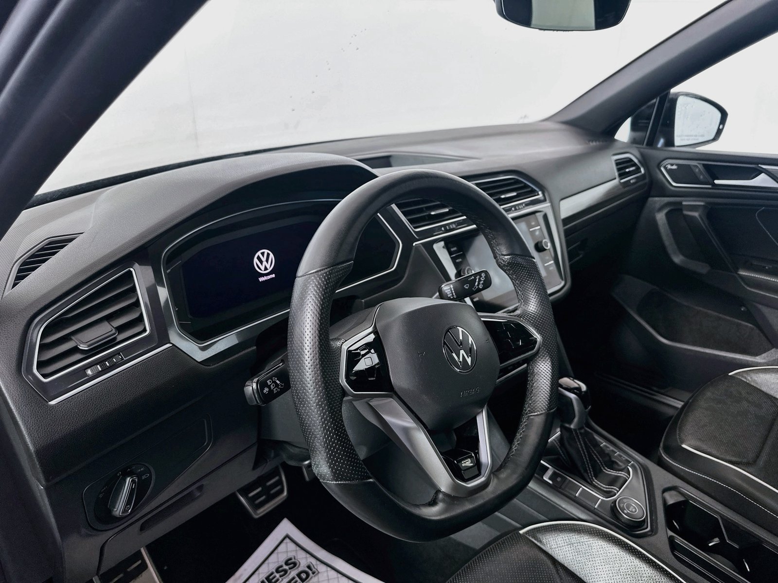 Used 2022 Volkswagen Tiguan SEL R-Line AWD/4WD image 9