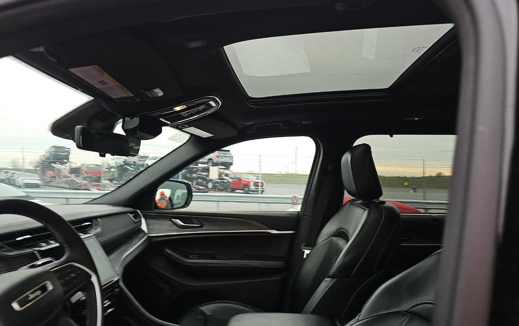 Used 2024 Jeep Grand Cherokee L Limited w/ Luxury Tech Group II image 8