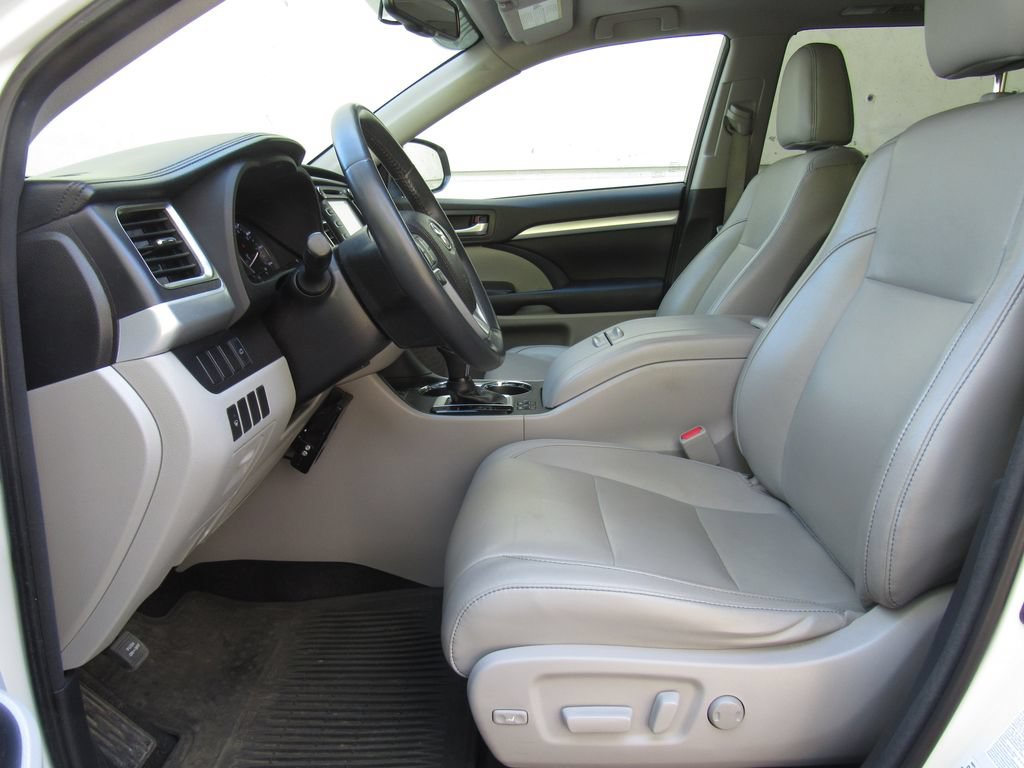 Certified 2016 Toyota Highlander XLE AWD/4WD image 10