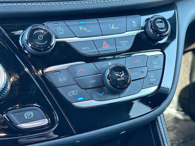 Used 2025 Chrysler Pacifica Limited image 16