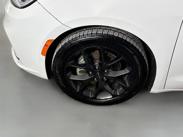 Used 2025 Chrysler Pacifica Limited FWD image 32