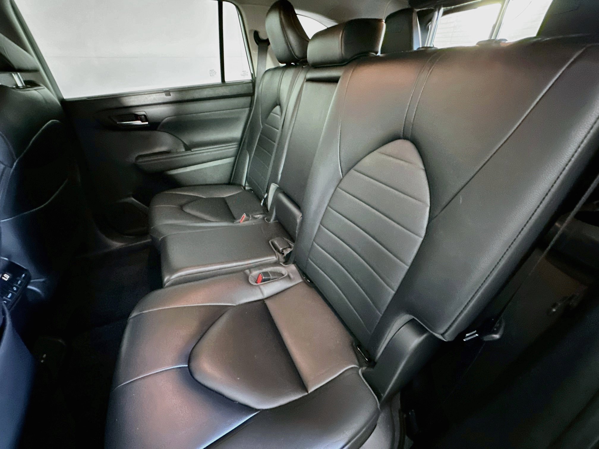 Used 2023 Toyota Highlander XLE AWD/4WD image 29