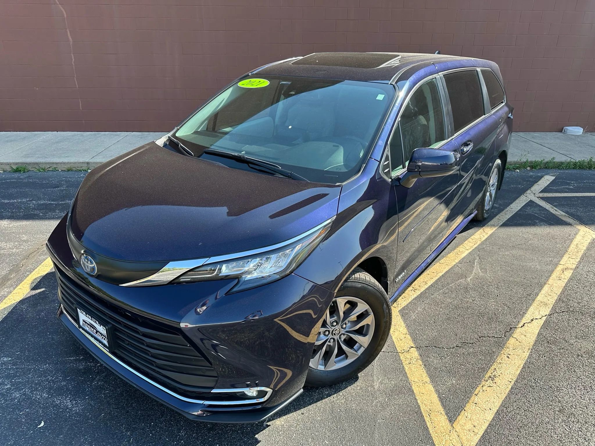 Used 2021 Toyota Sienna XLE image 2