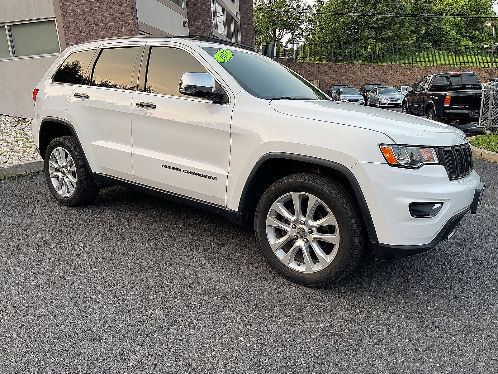 Used 2017 Jeep Grand Cherokee Limited image 2