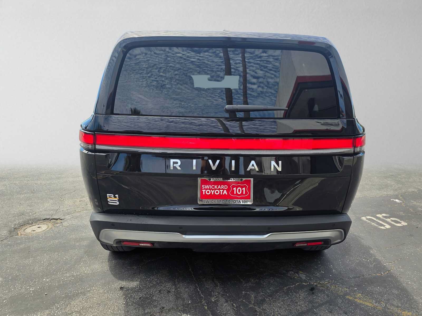 Used 2024 Rivian R1S Adventure AWD/4WD image 4
