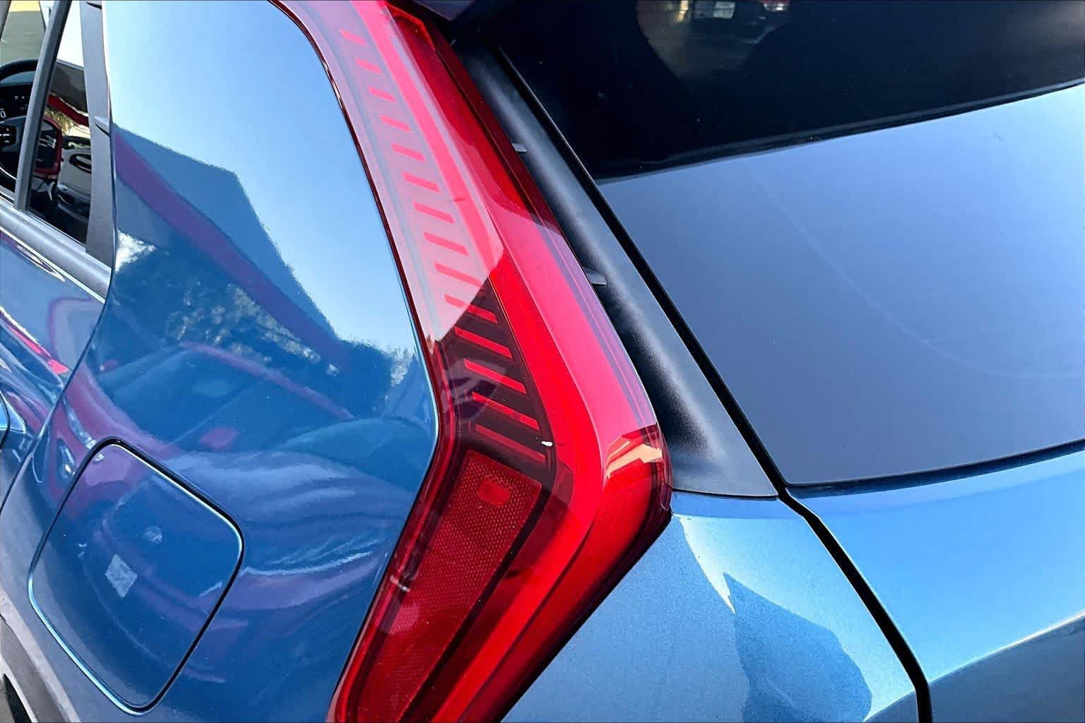 Used 2023 Kia Niro EX Touring FWD image 28