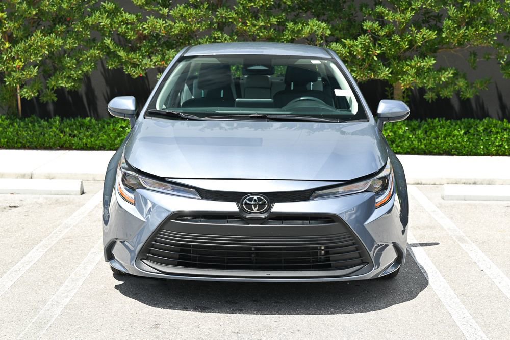 Used 2025 Toyota Corolla LE FWD image 2