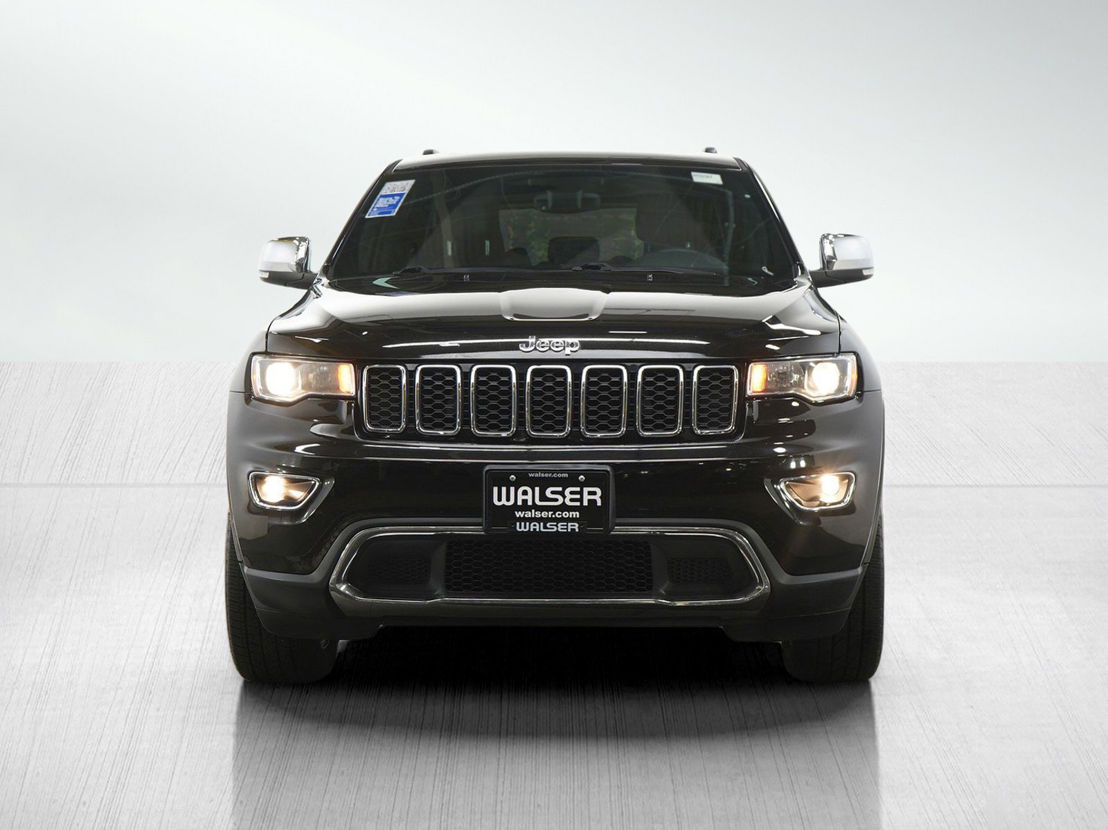 Used 2017 Jeep Grand Cherokee Limited AWD/4WD image 2