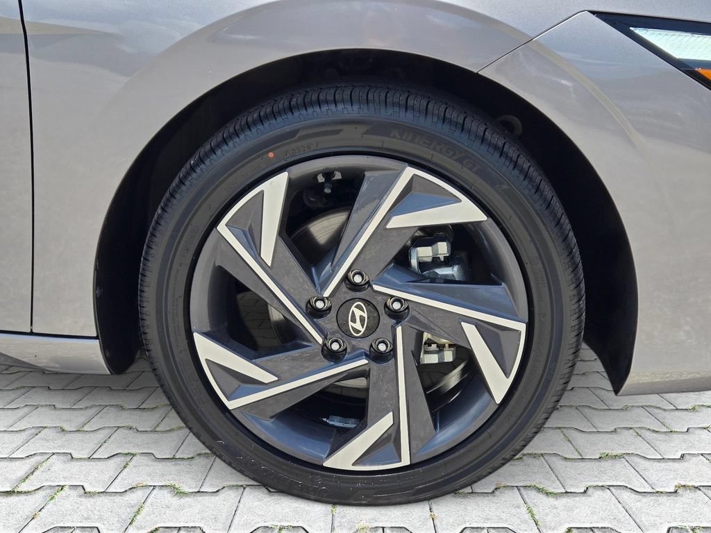 Certified 2025 Hyundai Elantra Limited FWD image 3