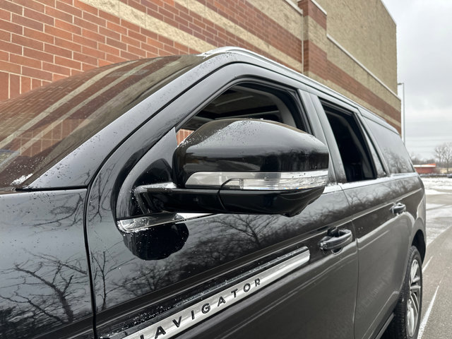 Used 2025 Lincoln Navigator L Reserve image 11