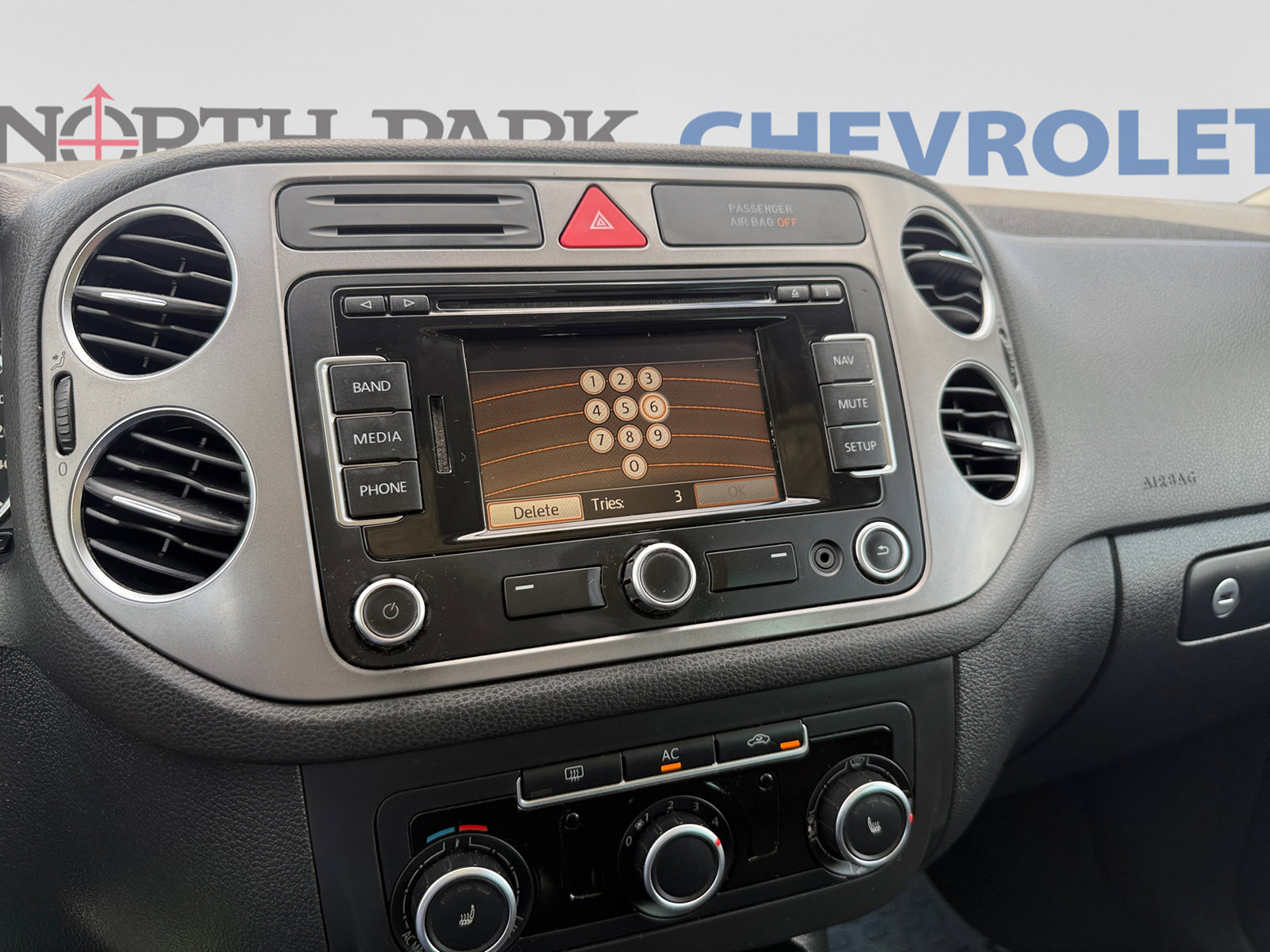 Used 2011 Volkswagen Tiguan 2WD image 16