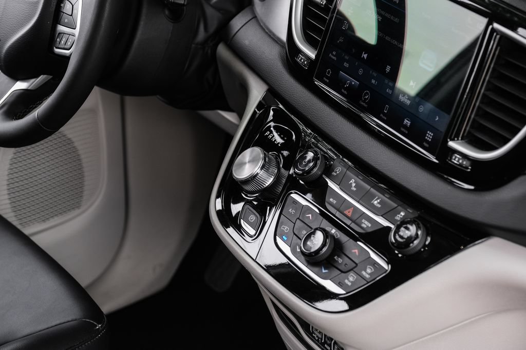 Used 2024 Chrysler Pacifica Touring-L FWD image 31