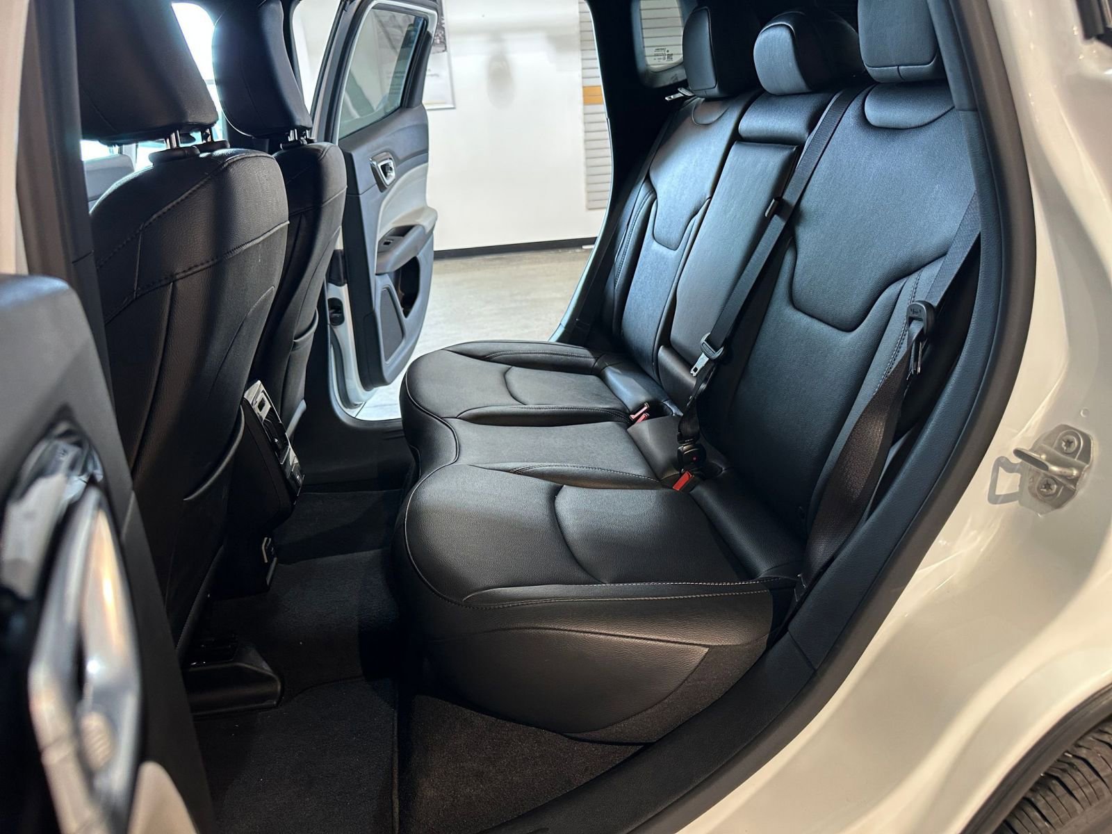 Used 2025 Jeep Compass Limited image 25