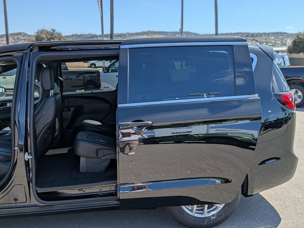 Used 2026 Chrysler Voyager LX image 12