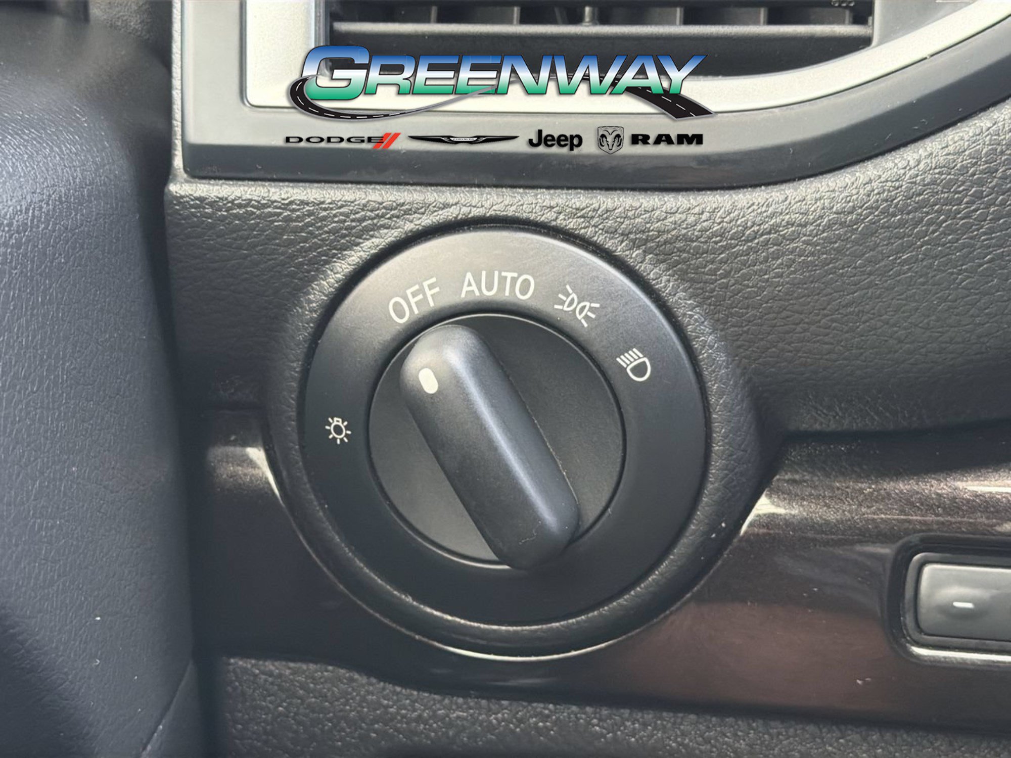 Used 2019 Nissan Titan SV w/ SV Convenience Package RWD image 26
