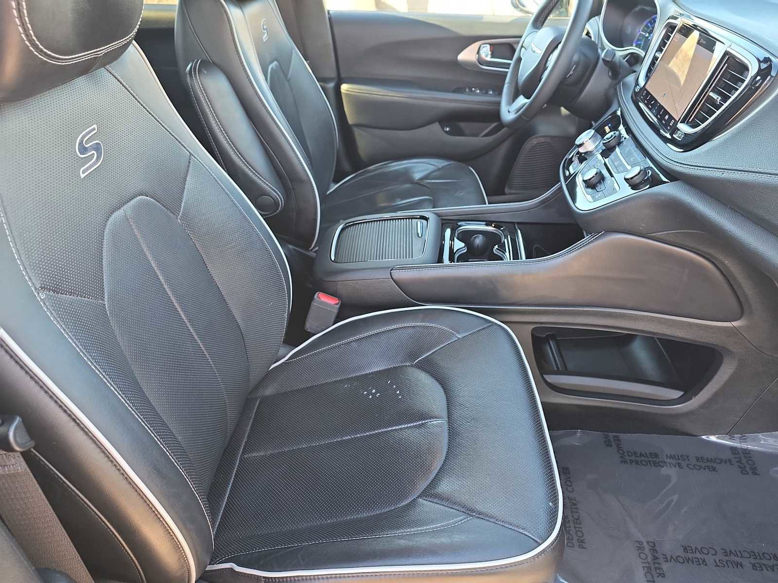 Used 2024 Chrysler Pacifica Premium image 17