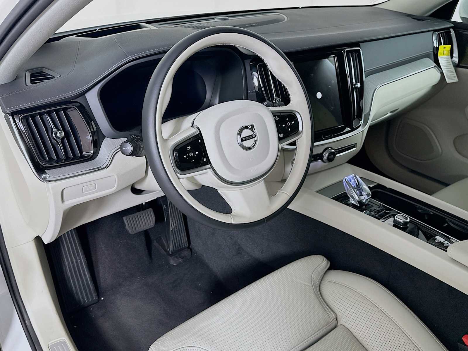 Used 2025 Volvo V60 B5 Cross Country Ultra w/ Climate Package image 9