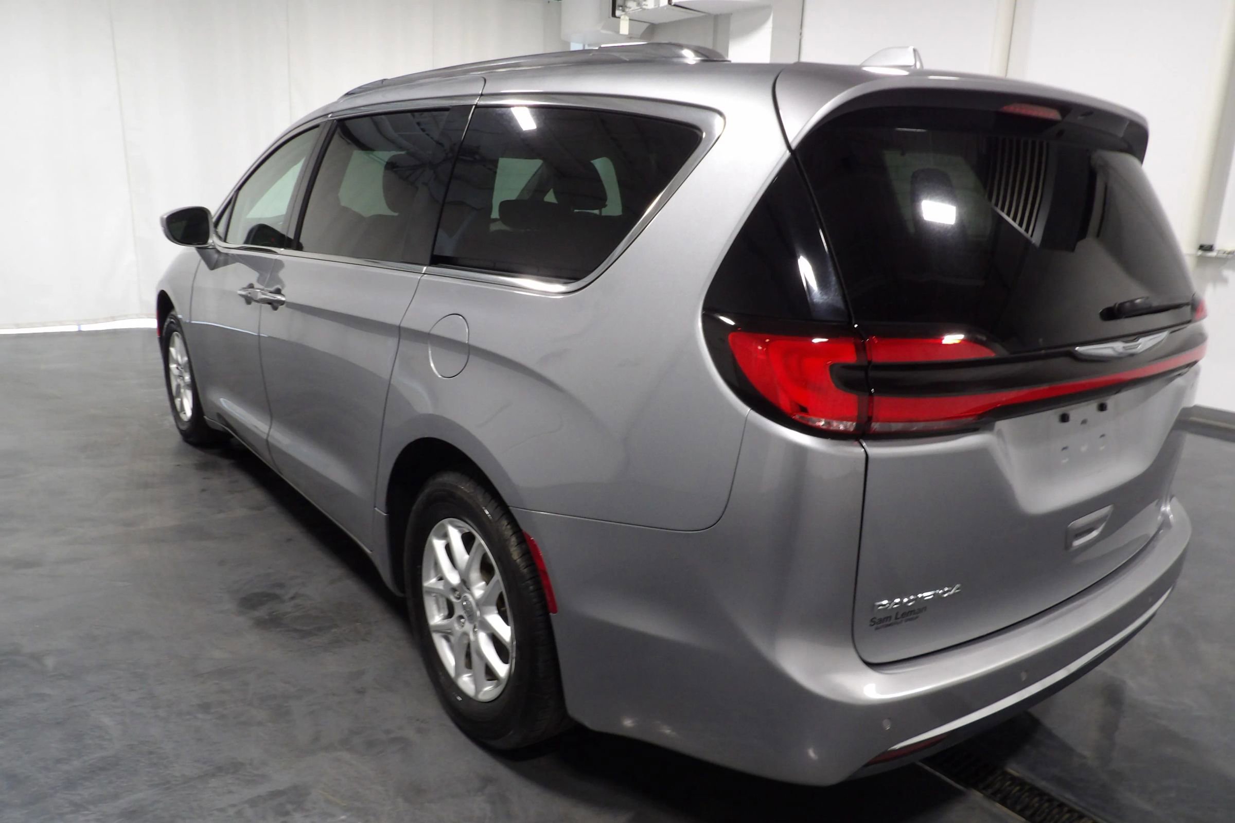 Used 2021 Chrysler Pacifica Touring-L image 7