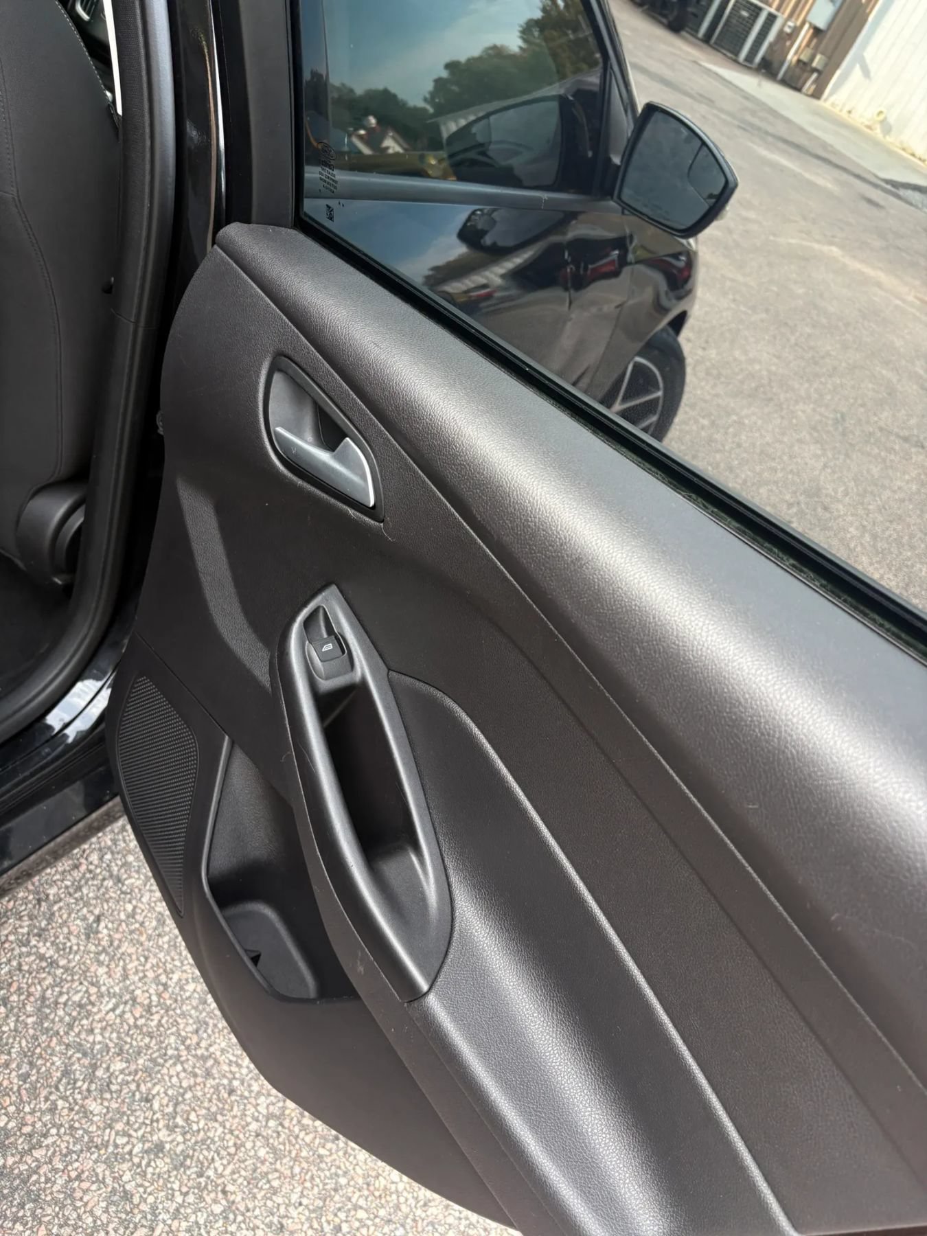 Used 2015 Ford Focus SE w/ SE Sport Package FWD image 22