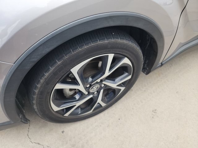 Used 2018 Toyota C-HR XLE FWD image 5