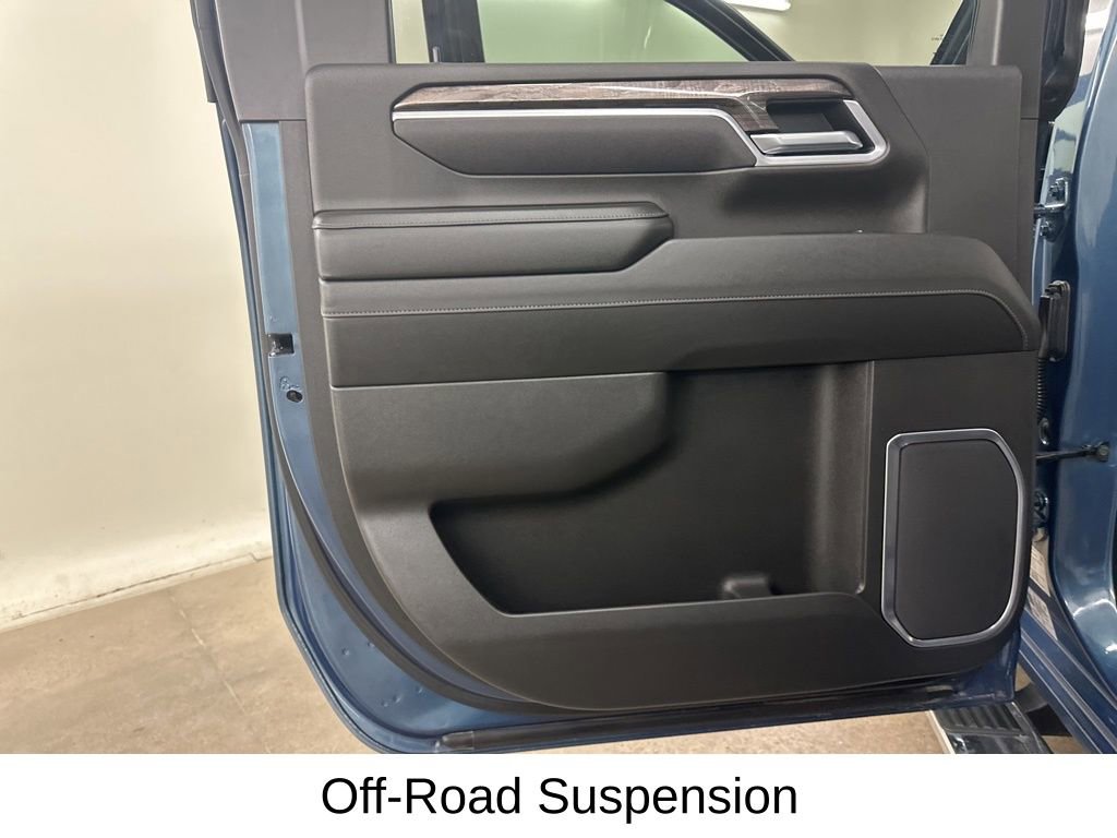 Used 2025 Chevrolet Silverado 2500 LTZ w/ LTZ Convenience Package image 29