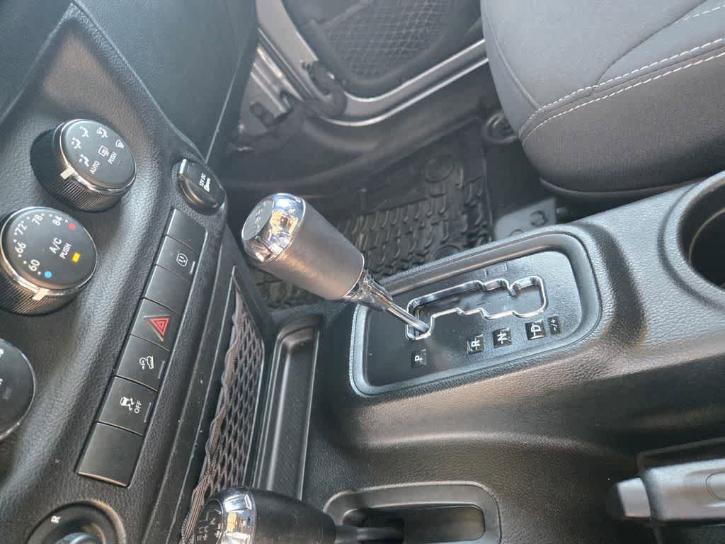 Used 2018 Jeep Wrangler Unlimited Sahara w/ Connectivity Group AWD/4WD image 13