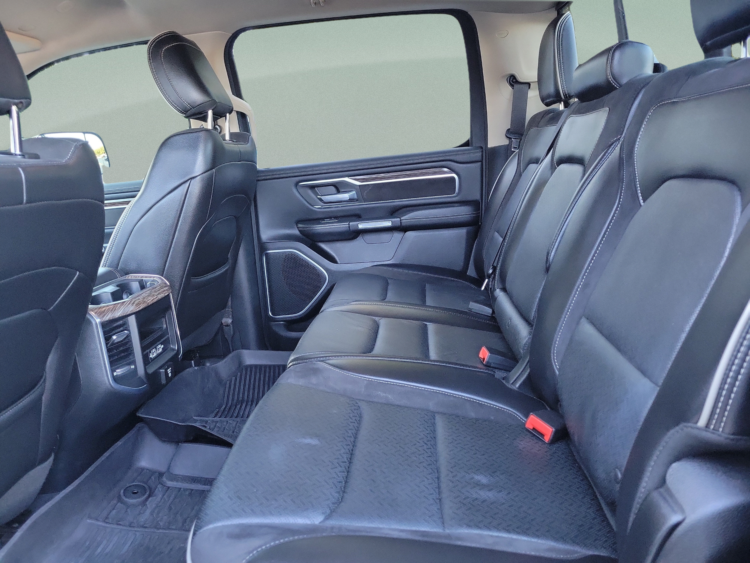 Used 2019 RAM 1500 Laramie RWD image 9