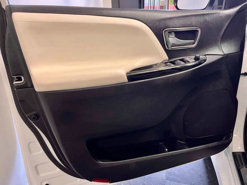 Used 2020 Toyota Sienna LE w/ LE Preferred Package AWD/4WD image 14