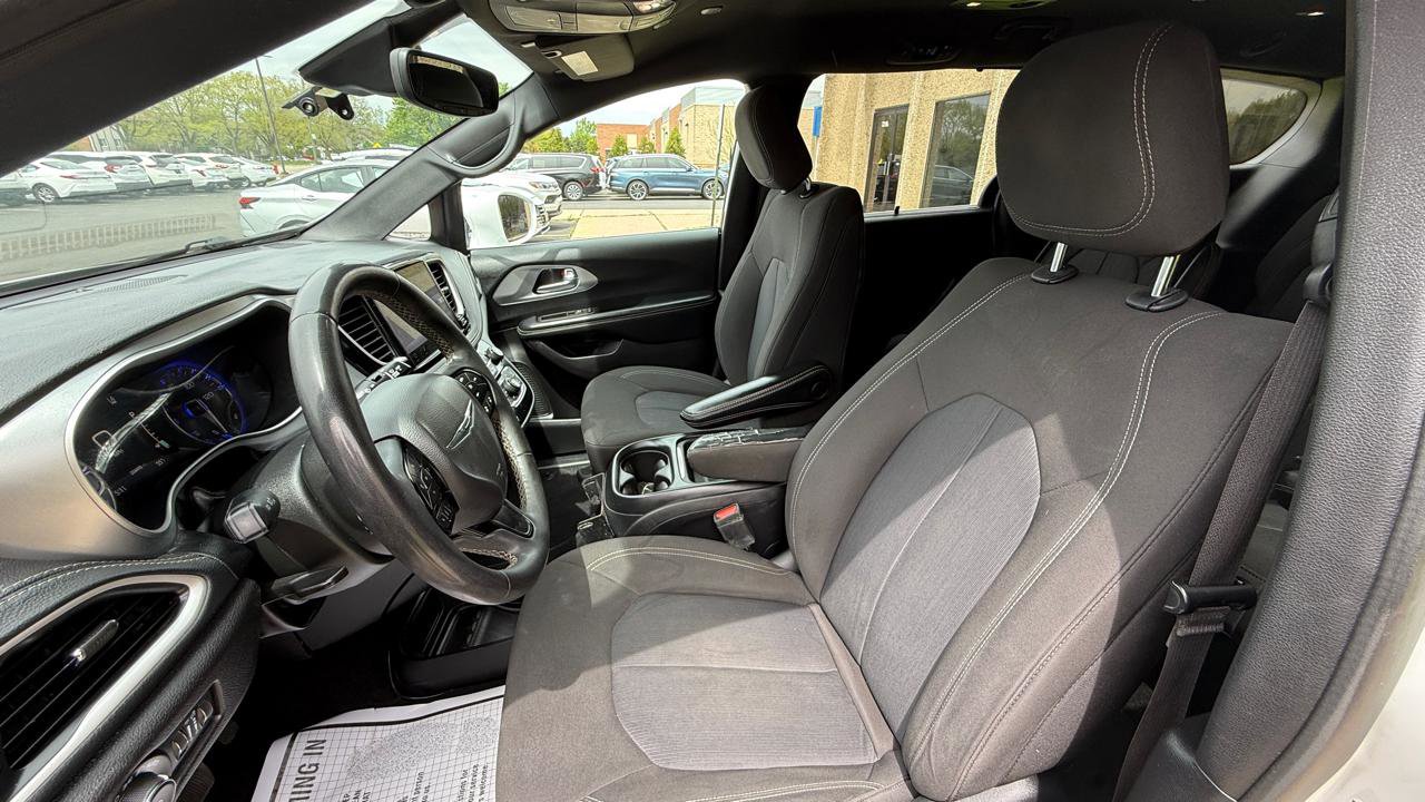Used 2022 Chrysler Pacifica Touring FWD image 10