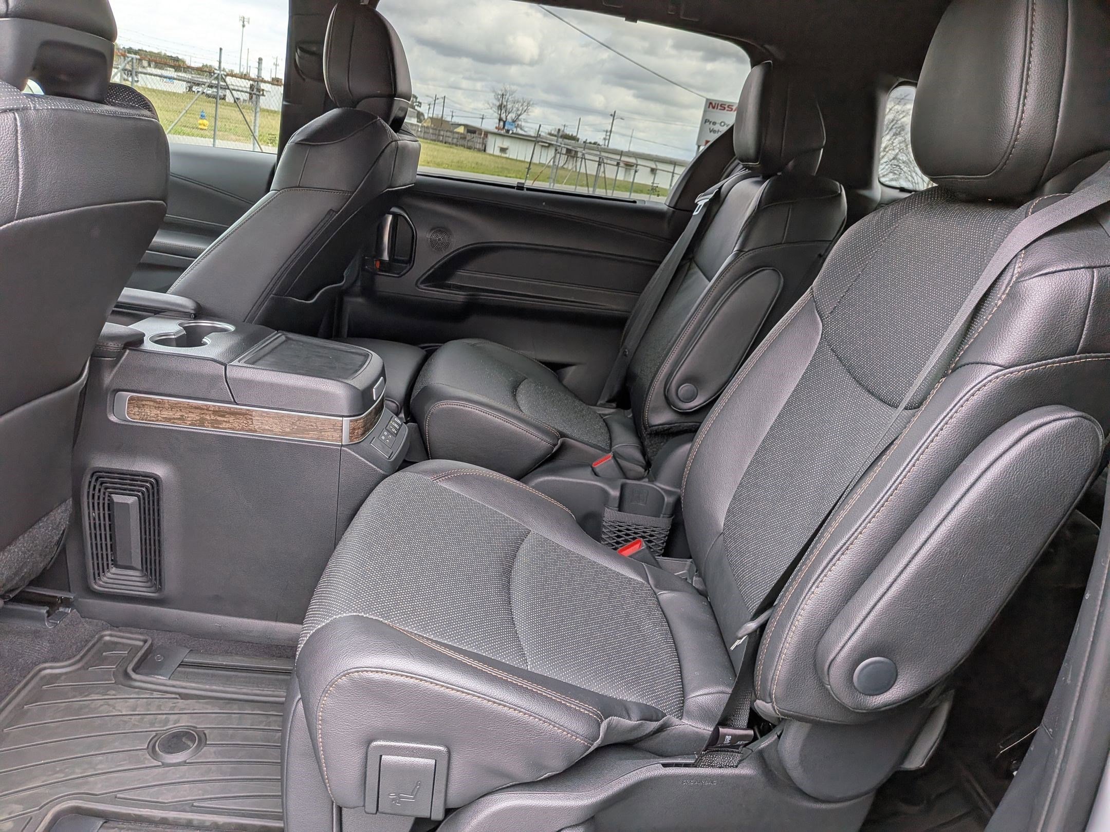 Used 2025 Toyota Sienna Platinum AWD/4WD image 27