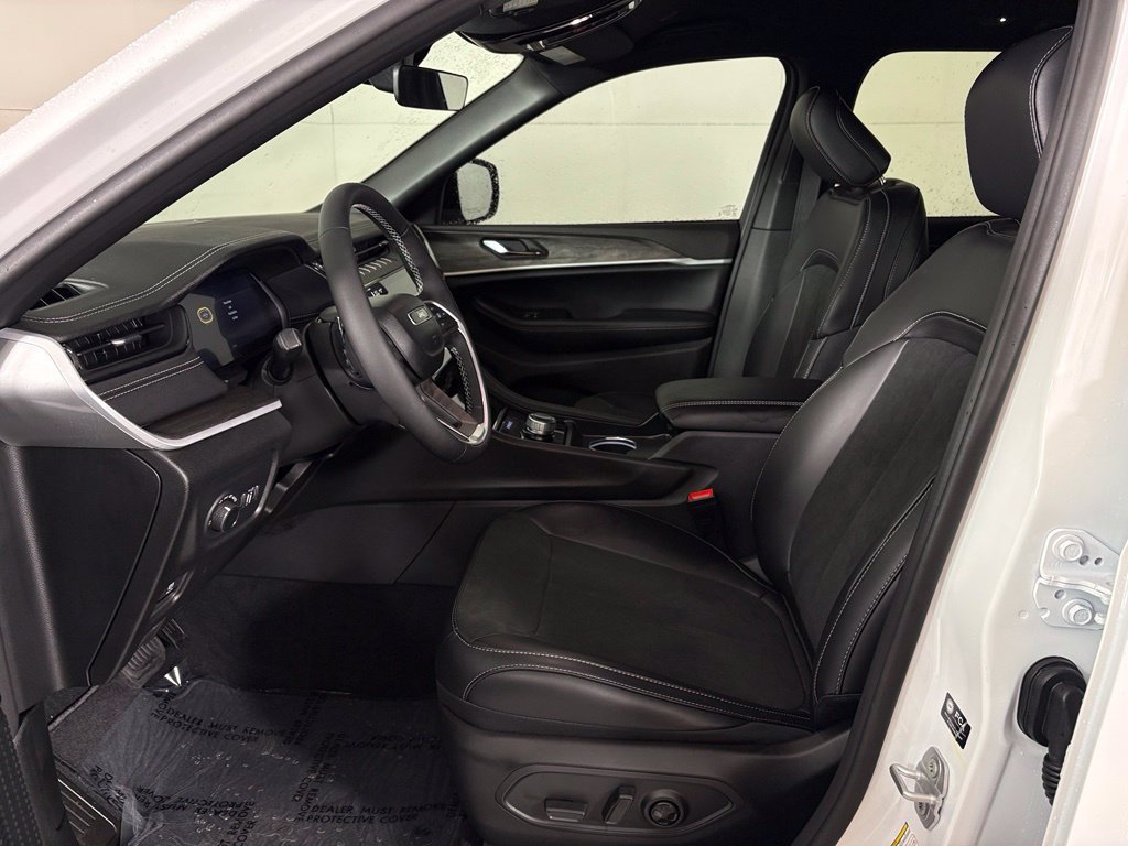 New 2027 Jeep Grand Cherokee Altitude RWD image 14