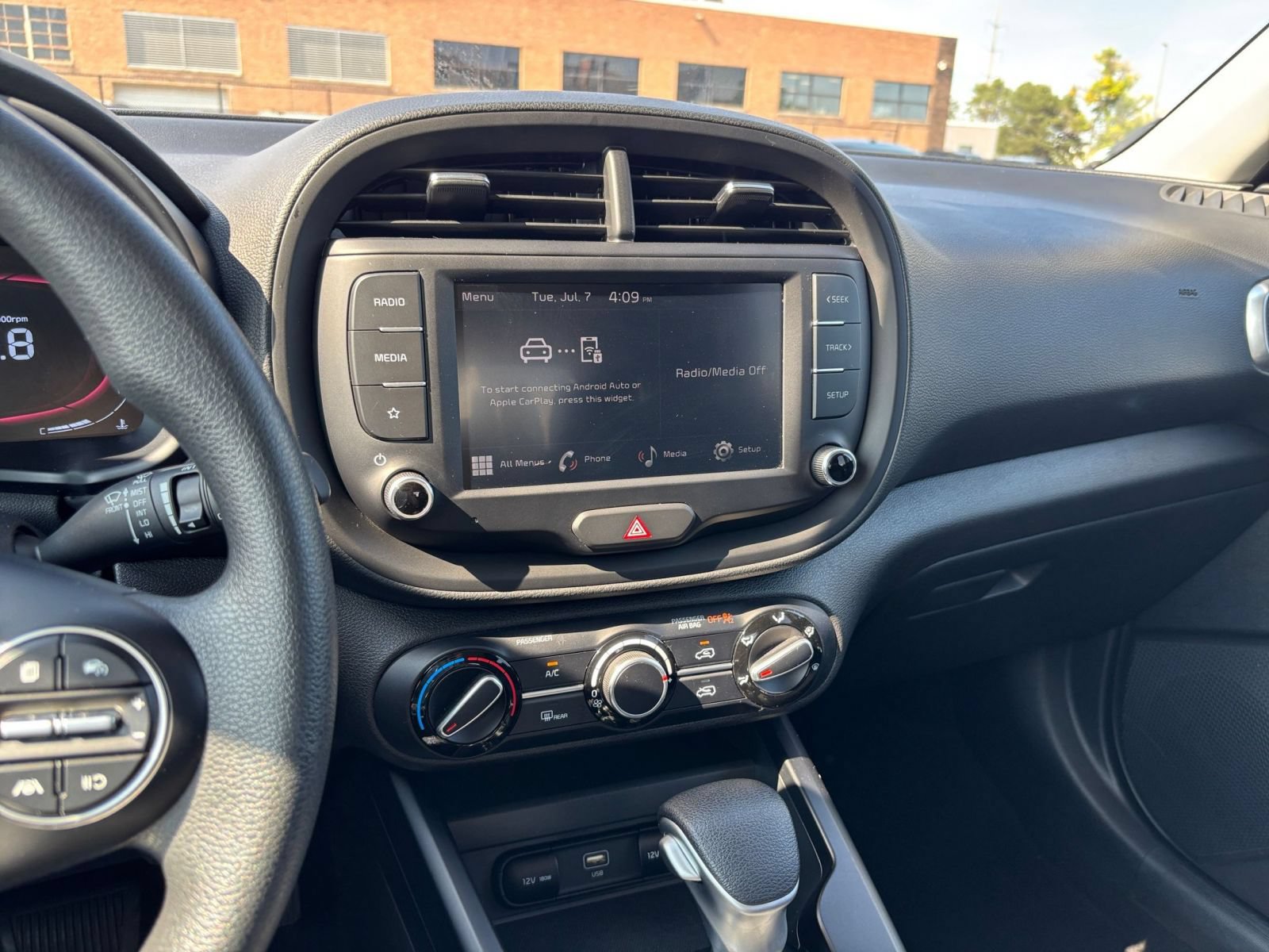 Used 2025 Kia Soul LX w/ LX Technology Package FWD image 16