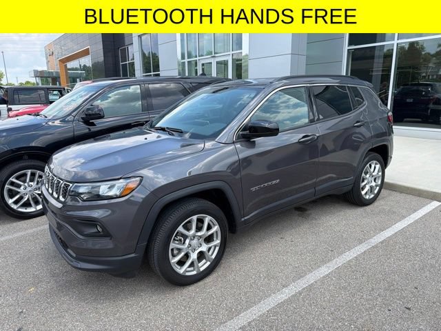 Used 2024 Jeep Compass Latitude AWD/4WD image 3