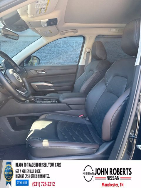 Certified 2025 Nissan Pathfinder Platinum w/ Black Appearance Package AWD/4WD image 9
