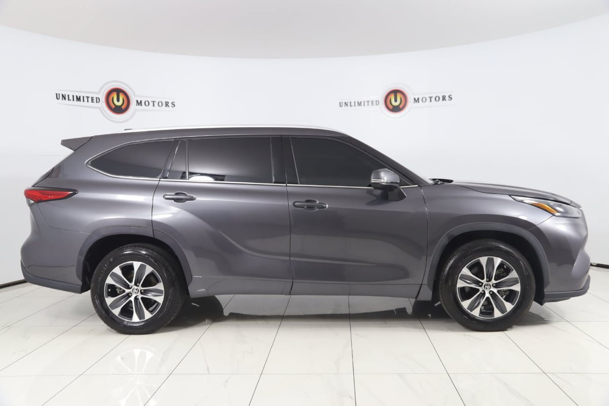 Used 2022 Toyota Highlander XLE FWD image 2