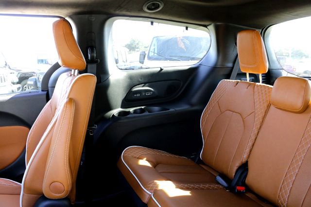 New 2026 Chrysler Pacifica Pinnacle image 21