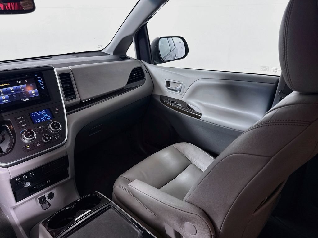 Used 2015 Toyota Sienna XLE Premium FWD image 21