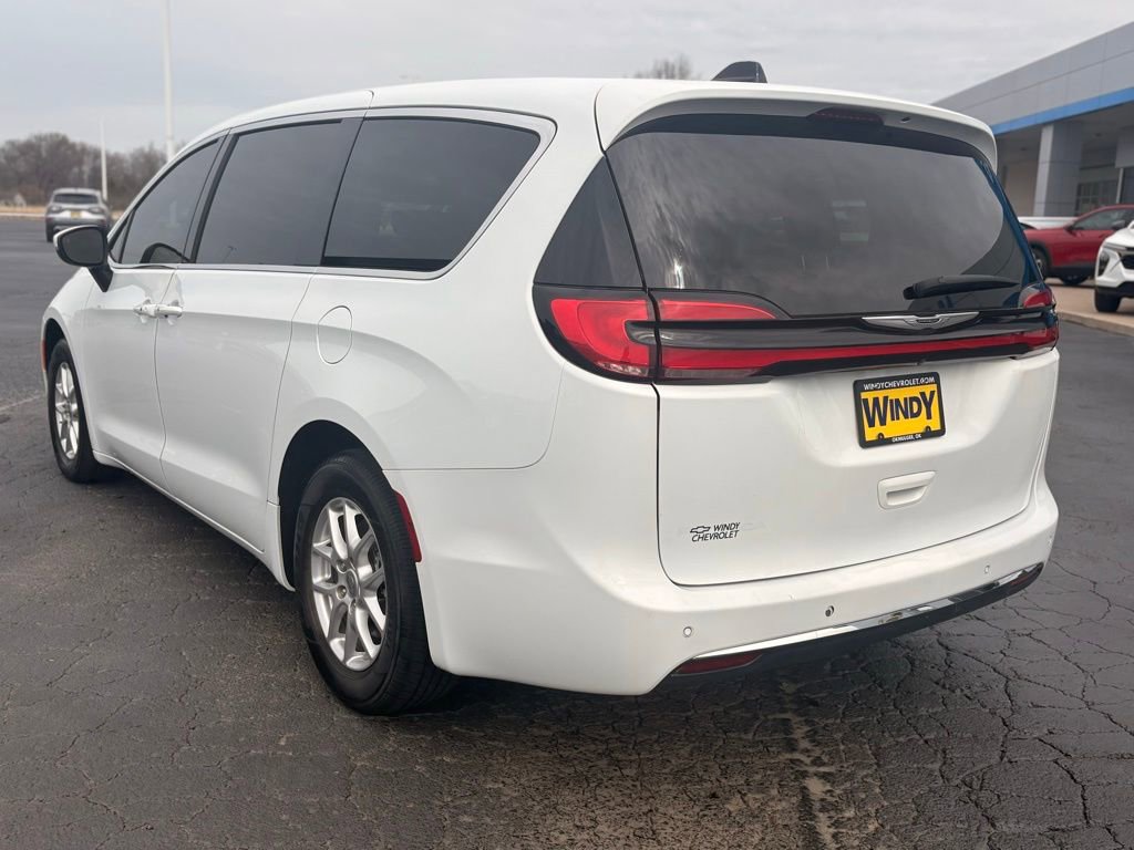 Used 2023 Chrysler Pacifica Touring-L FWD image 7