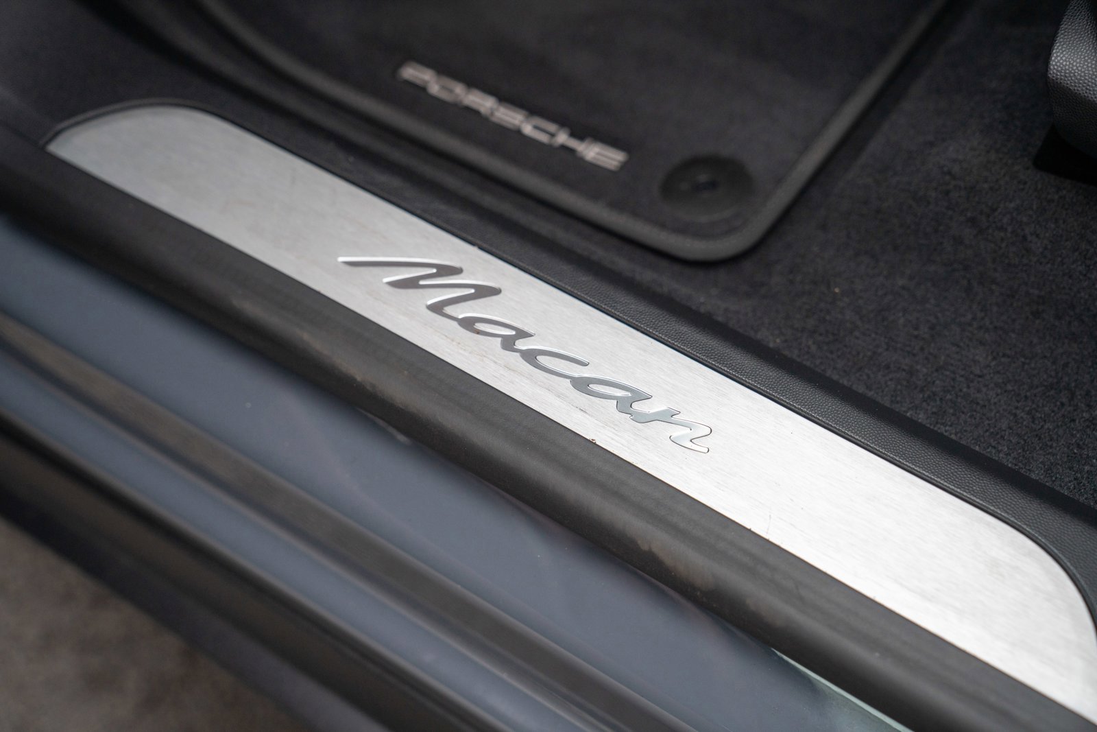 Certified 2025 Porsche Macan Electric image 12