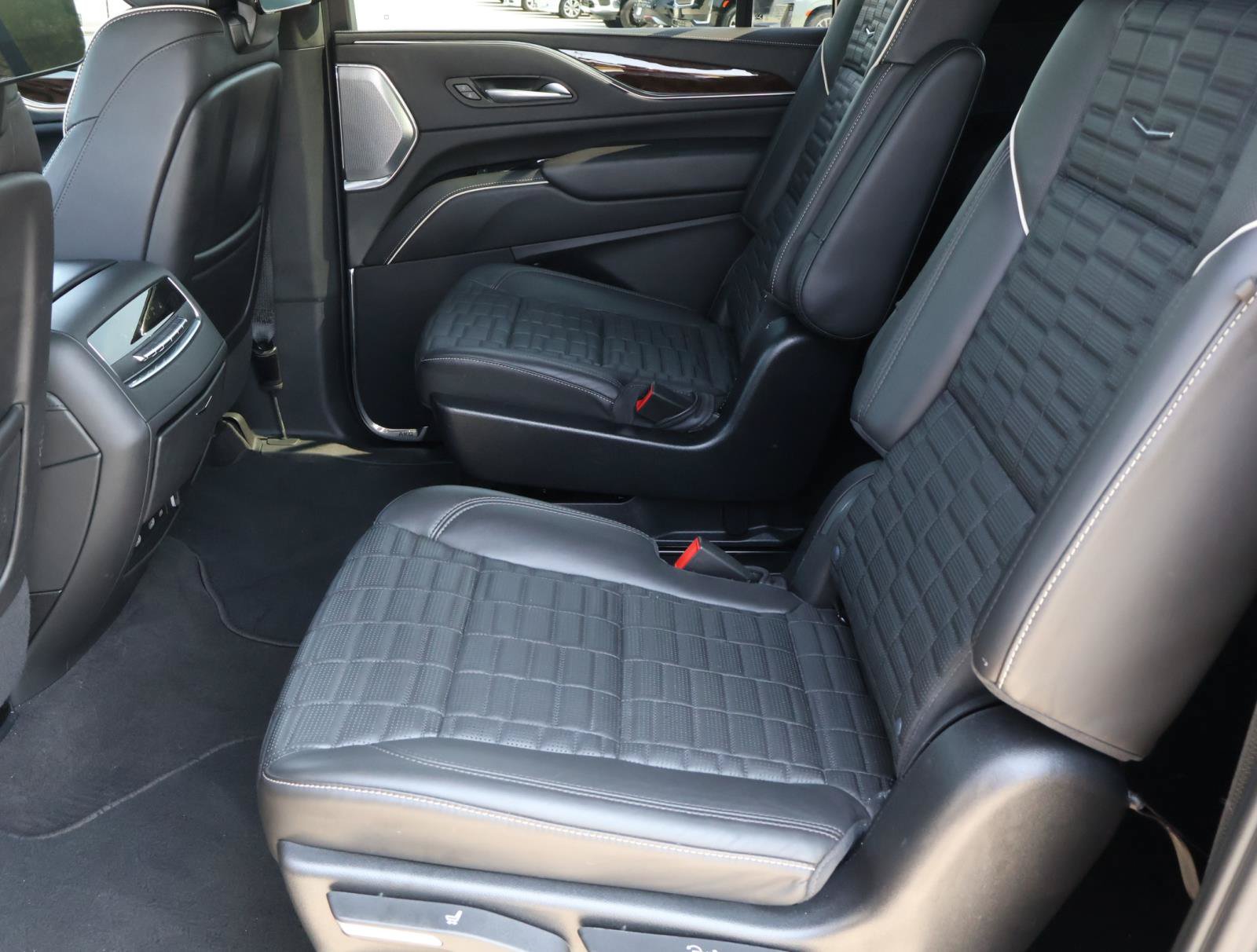 Certified 2024 Cadillac Escalade ESV Premium Luxury Platinum AWD/4WD image 28