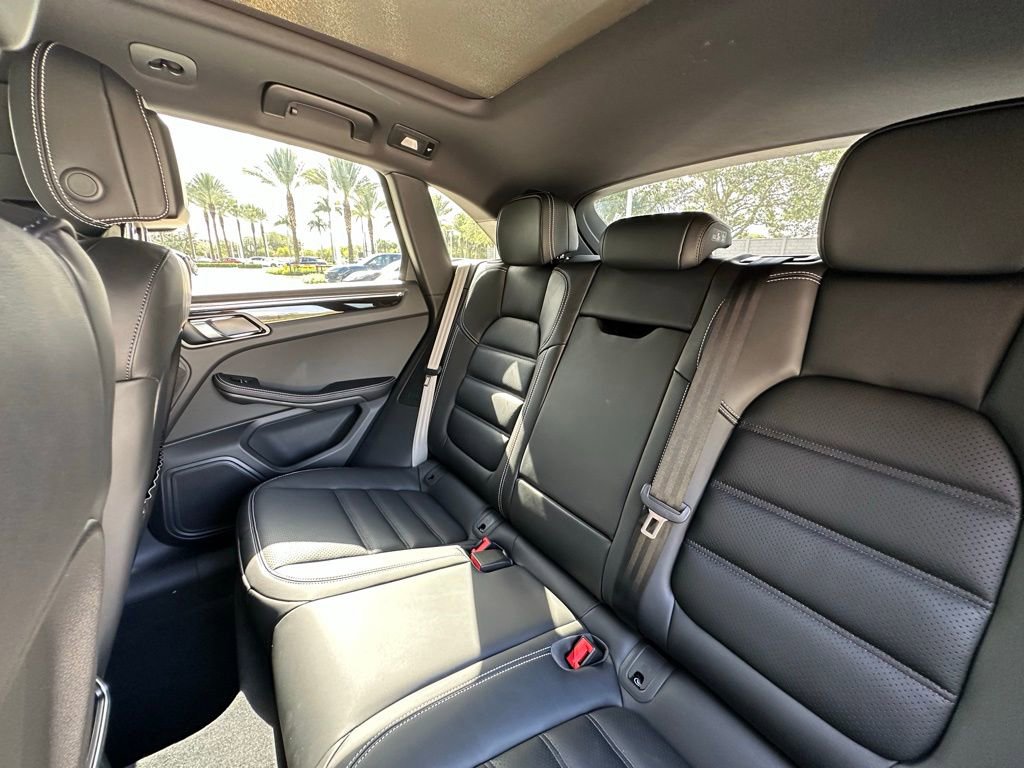 Certified 2025 Porsche Macan Turbo AWD/4WD image 31