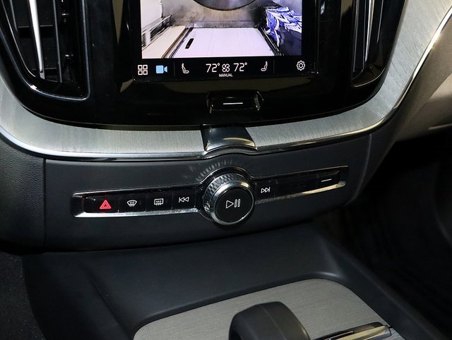 Used 2025 Volvo XC60 B5 Plus image 21