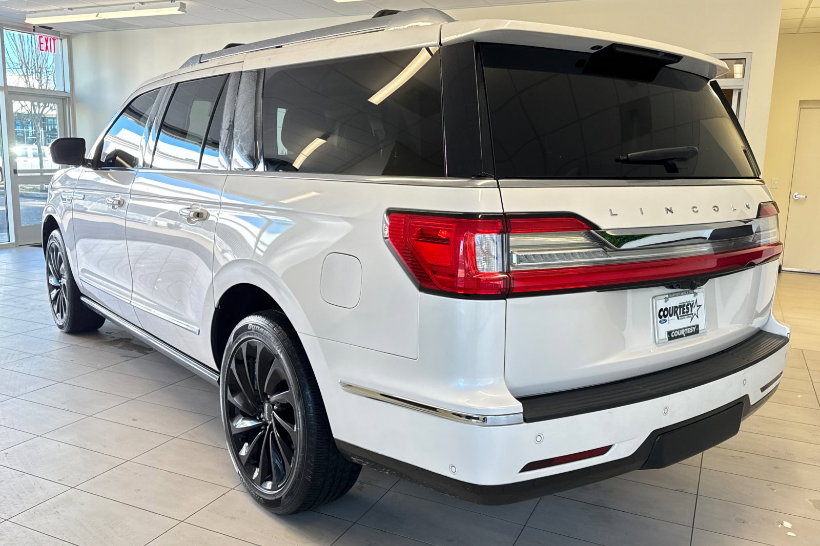 Used 2018 Lincoln Navigator L Reserve w/ Technology Package image 6