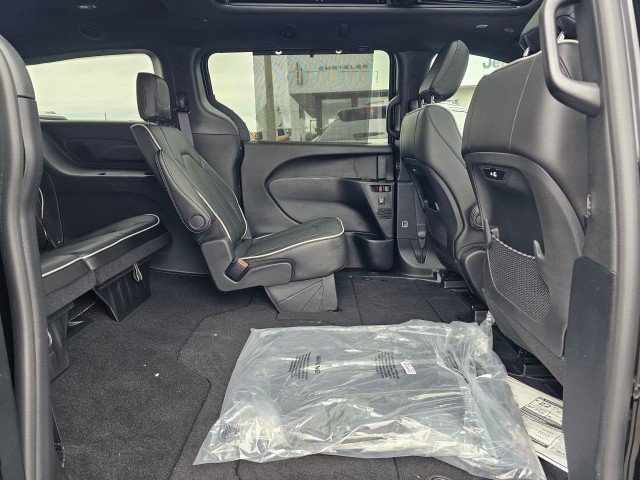 New 2026 Chrysler Pacifica Limited FWD image 13