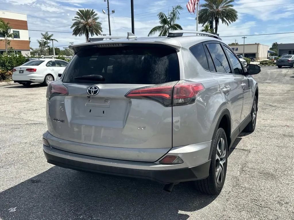 Used 2017 Toyota RAV4 LE FWD image 7