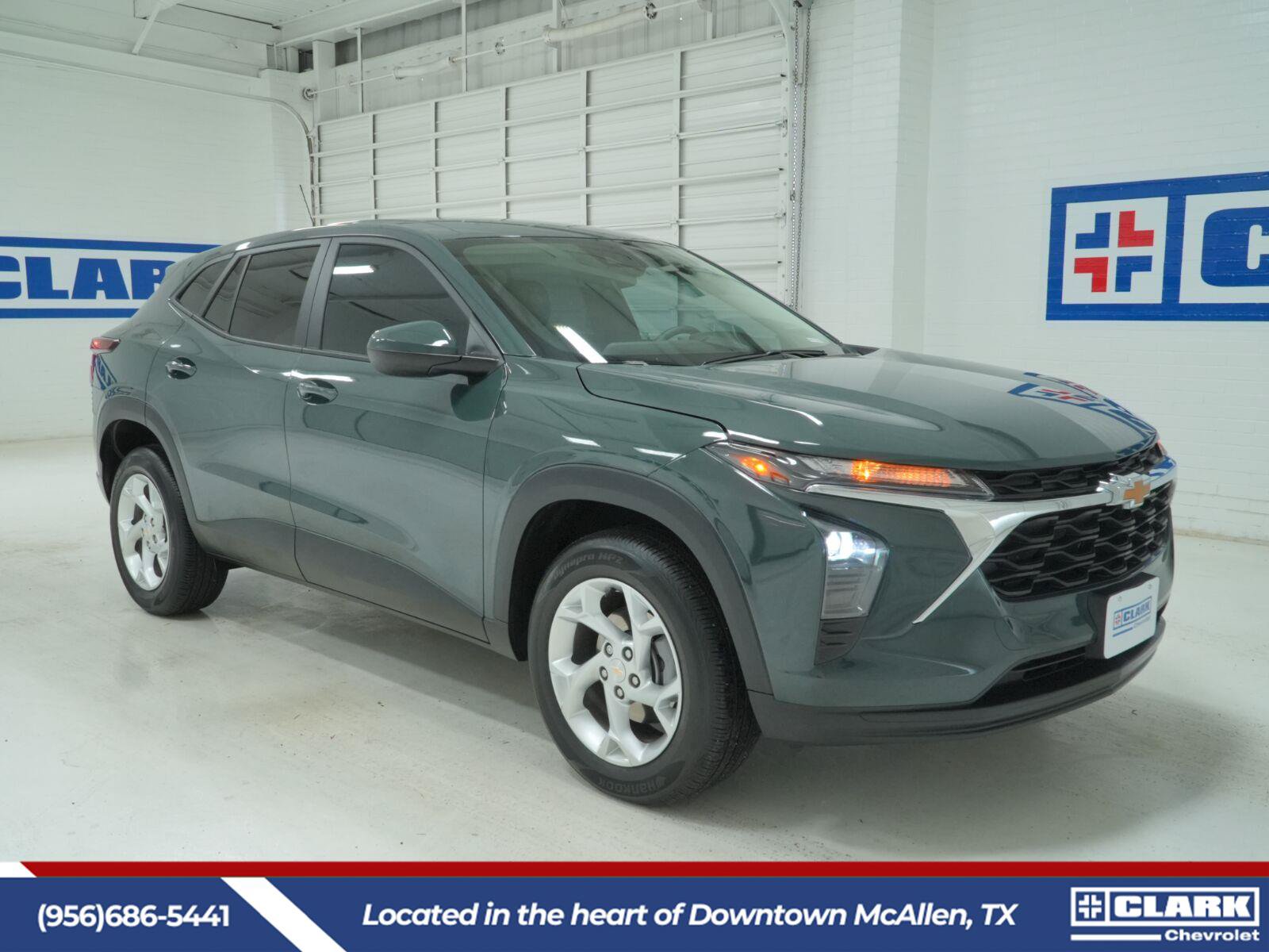 Used 2025 Chevrolet Trax LS w/ LS Convenience Package FWD image 3