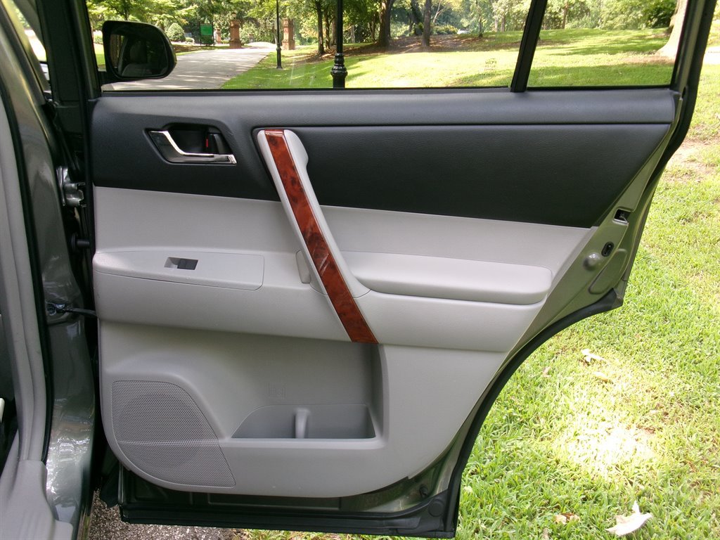 Used 2012 Toyota Highlander Limited w/ Tow Pkg FWD image 21